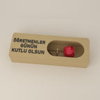 Çiçek kutusu, pencerede kırmızı gül