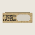 Kutunun kapağı üstten: siyah kabartma yazı ve oval pencere