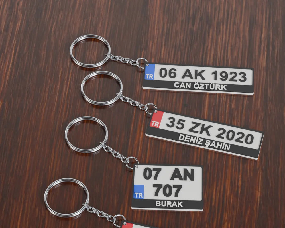 Ahşap masada isimli araç ve motosiklet plakası anahtarlıklar